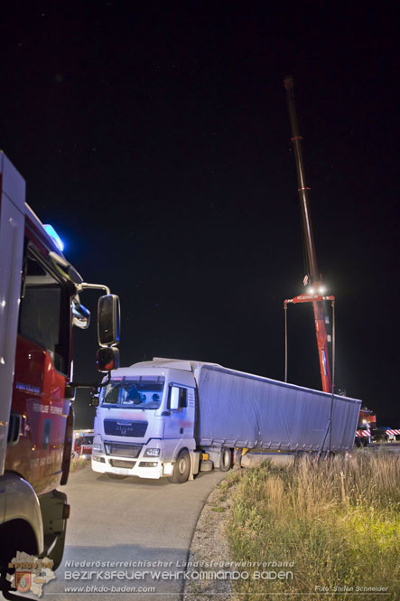 20230822 Schwere LKW Bergung in Bad Vöslau  Foto: Stefan Schneider BFKDO BADEN