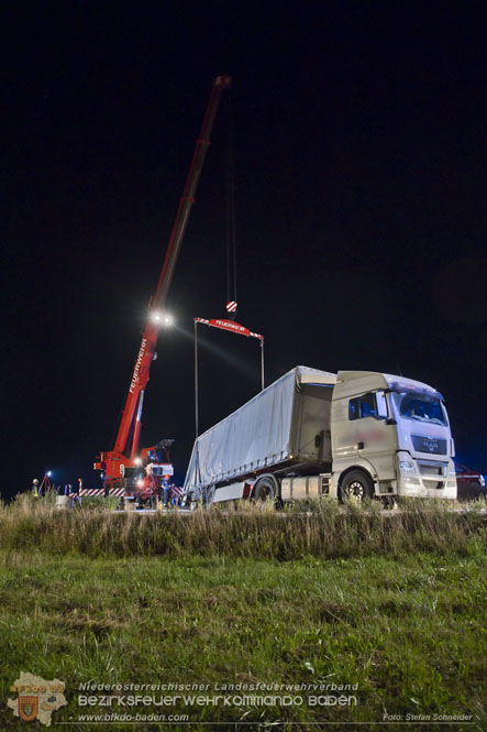20230822 Schwere LKW Bergung in Bad Vöslau  Foto: Stefan Schneider BFKDO BADEN