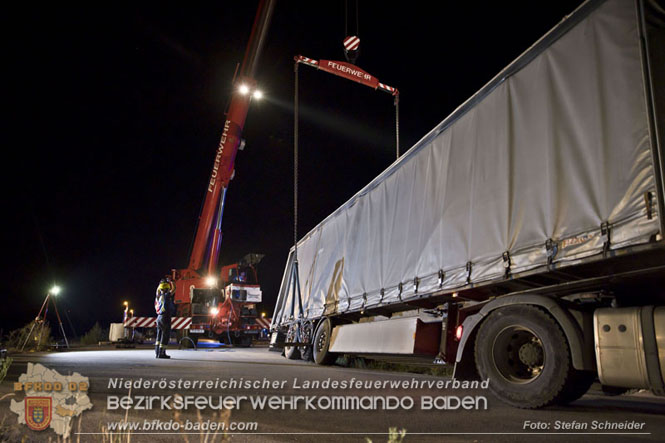 20230822 Schwere LKW Bergung in Bad Vöslau  Foto: Stefan Schneider BFKDO BADEN