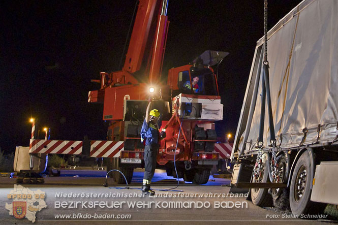 20230822 Schwere LKW Bergung in Bad Vöslau  Foto: Stefan Schneider BFKDO BADEN