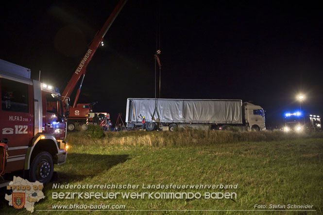 20230822 Schwere LKW Bergung in Bad Vöslau  Foto: Stefan Schneider BFKDO BADEN