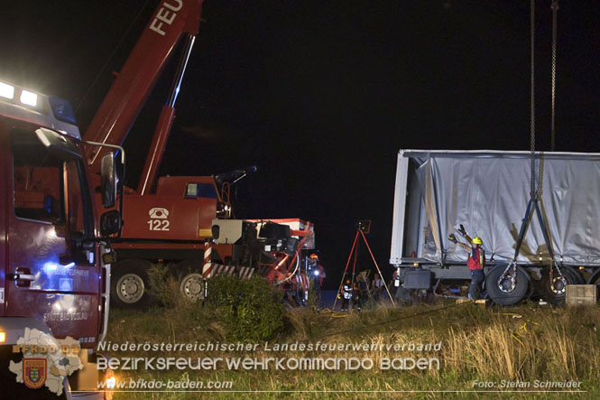 20230822 Schwere LKW Bergung in Bad Vöslau  Foto: Stefan Schneider BFKDO BADEN