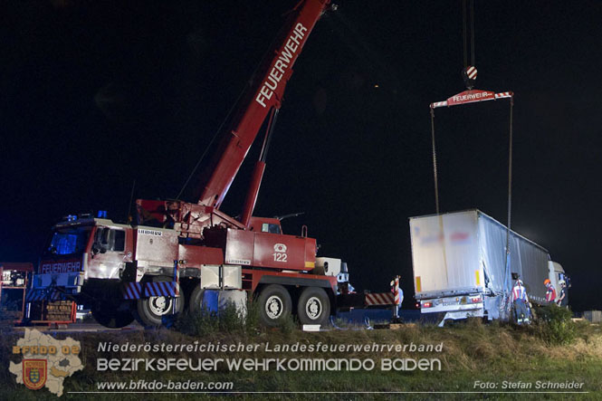 20230822 Schwere LKW Bergung in Bad Vöslau  Foto: Stefan Schneider BFKDO BADEN