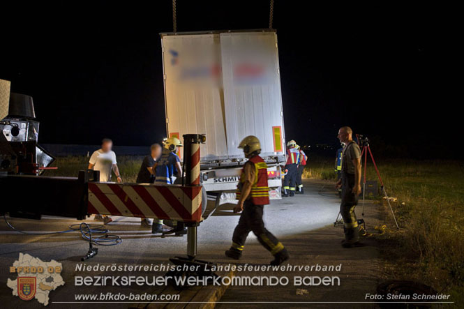 20230822 Schwere LKW Bergung in Bad Vöslau  Foto: Stefan Schneider BFKDO BADEN