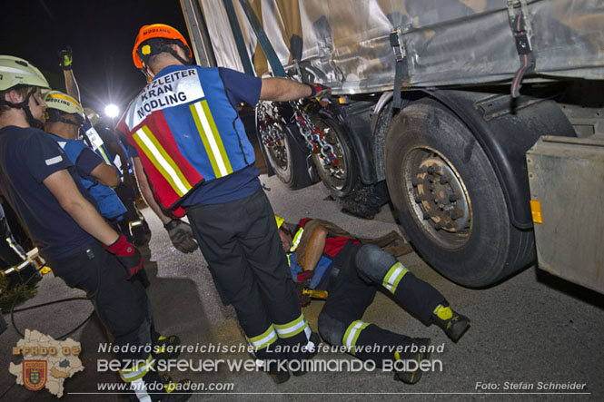 20230822 Schwere LKW Bergung in Bad Vöslau  Foto: Stefan Schneider BFKDO BADEN