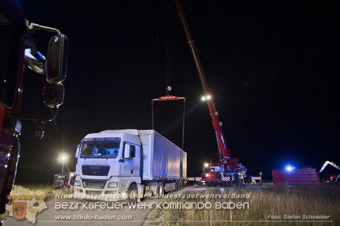 20230822 Schwere LKW Bergung in Bad Vöslau  Foto: Stefan Schneider BFKDO BADEN