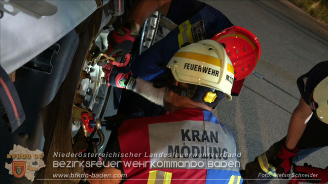 20230822 Schwere LKW Bergung in Bad Vöslau  Foto: Stefan Schneider BFKDO BADEN