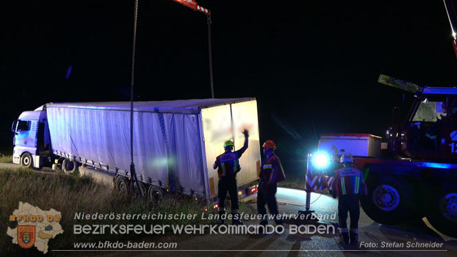 20230822 Schwere LKW Bergung in Bad Vöslau  Foto: Stefan Schneider BFKDO BADEN
