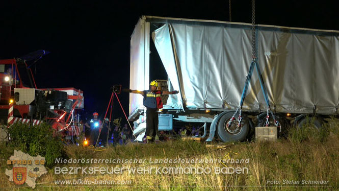 20230822 Schwere LKW Bergung in Bad Vöslau  Foto: Stefan Schneider BFKDO BADEN