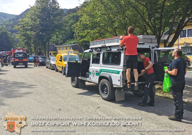 20230827 Großeinsatz nach Sturz ins Flussbett der Schwechat Foto: Andreas Hönigsberger FF Siegenfeld 20230827 Großeinsatz nach Sturz ins Flussbett der Schwechat Foto: Andreas Hönigsberger FF Siegenfeld