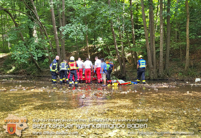 20230827 Großeinsatz nach Sturz ins Flussbett der Schwechat Foto: FF Heiligenkreuz 20230827 Großeinsatz nach Sturz ins Flussbett der Schwechat Foto: FF Heiligenkreuz