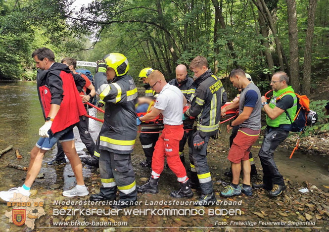 20230827 Großeinsatz nach Sturz ins Flussbett der Schwechat Foto: Andreas Hönigsberger FF Siegenfeld 20230827 Großeinsatz nach Sturz ins Flussbett der Schwechat Foto: Andreas Hönigsberger FF Siegenfeld