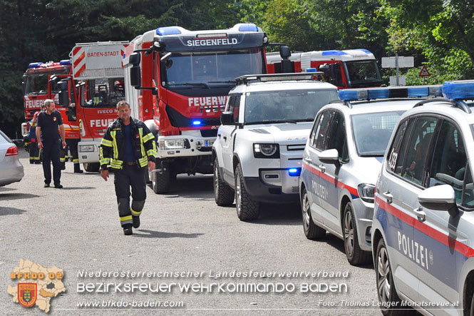 20230827 Großeinsatz nach Sturz ins Flussbett der Schwechat Foto: Thomas Lenger Monatsreveue.at 20230827 Großeinsatz nach Sturz ins Flussbett der Schwechat Foto: Thomas Lenger Monatsreveue.at