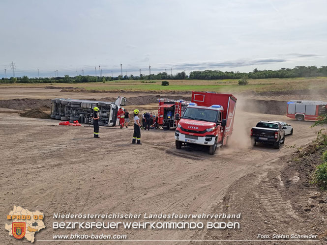 20230828 Arbeitsunfall in Blumau - Feuerwehr befreit LKW Lenker Foto: Stefan Schneider BFKDO BADEN 20230828 Arbeitsunfall in Blumau - Feuerwehr befreit LKW Lenker Foto: Stefan Schneider BFKDO BADEN