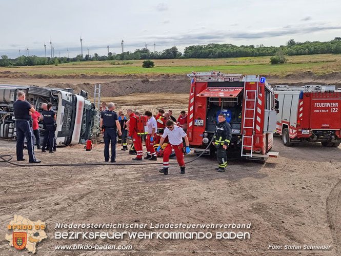 20230828 Arbeitsunfall in Blumau - Feuerwehr befreit LKW Lenker Foto: Stefan Schneider BFKDO BADEN 20230828 Arbeitsunfall in Blumau - Feuerwehr befreit LKW Lenker Foto: Stefan Schneider BFKDO BADEN