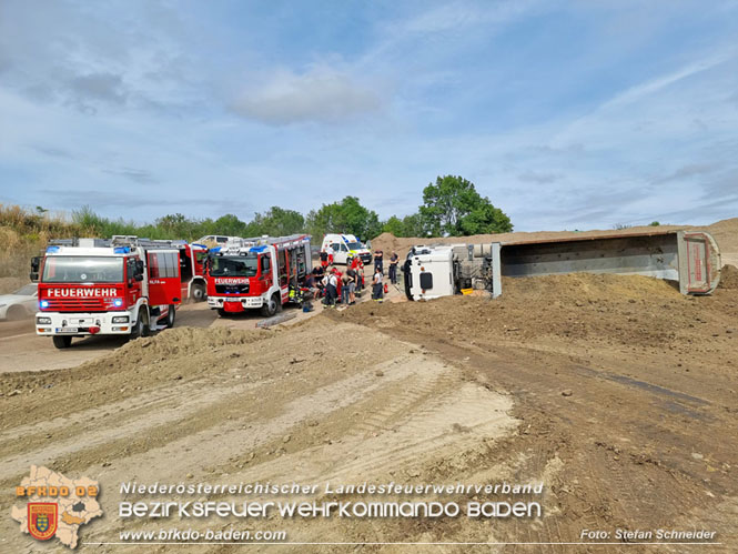 20230828 Arbeitsunfall in Blumau - Feuerwehr befreit LKW Lenker Foto: Stefan Schneider BFKDO BADEN 20230828 Arbeitsunfall in Blumau - Feuerwehr befreit LKW Lenker Foto: Stefan Schneider BFKDO BADEN