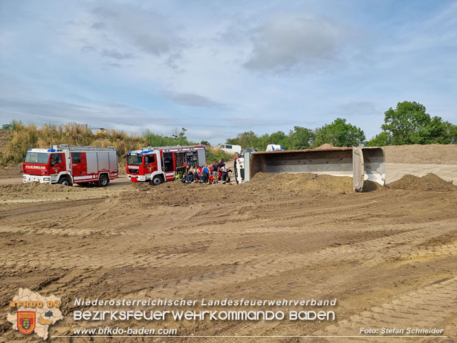20230828 Arbeitsunfall in Blumau - Feuerwehr befreit LKW Lenker Foto: Stefan Schneider BFKDO BADEN 20230828 Arbeitsunfall in Blumau - Feuerwehr befreit LKW Lenker Foto: Stefan Schneider BFKDO BADEN