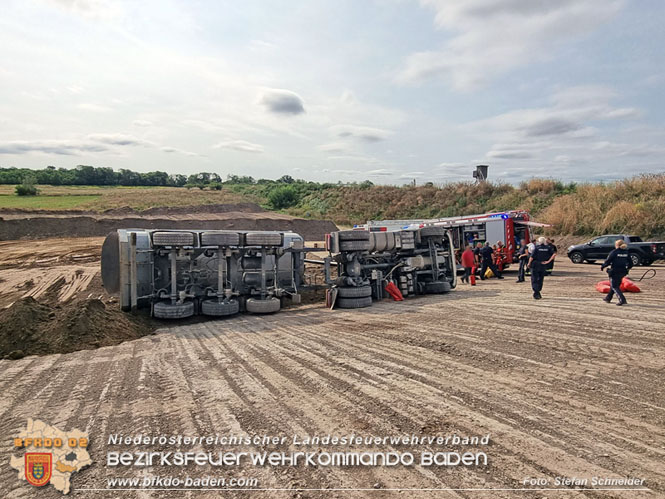 20230828 Arbeitsunfall in Blumau - Feuerwehr befreit LKW Lenker Foto: Stefan Schneider BFKDO BADEN 20230828 Arbeitsunfall in Blumau - Feuerwehr befreit LKW Lenker Foto: Stefan Schneider BFKDO BADEN