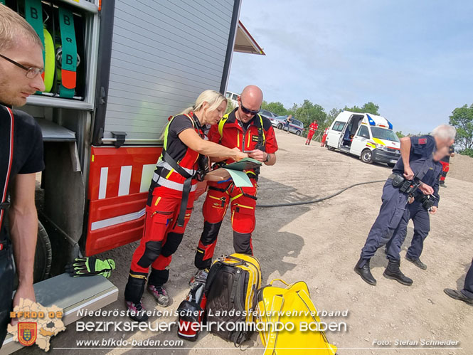20230828 Arbeitsunfall in Blumau - Feuerwehr befreit LKW Lenker   Foto: Stefan Schneider BFKDO BADEN
