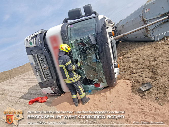 20230828 Arbeitsunfall in Blumau - Feuerwehr befreit LKW Lenker Foto: Stefan Schneider BFKDO BADEN 20230828 Arbeitsunfall in Blumau - Feuerwehr befreit LKW Lenker Foto: Stefan Schneider BFKDO BADEN