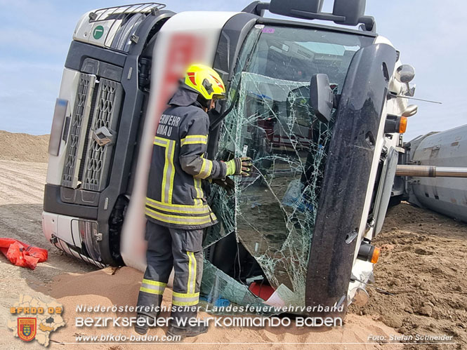 20230828 Arbeitsunfall in Blumau - Feuerwehr befreit LKW Lenker Foto: Stefan Schneider BFKDO BADEN 20230828 Arbeitsunfall in Blumau - Feuerwehr befreit LKW Lenker Foto: Stefan Schneider BFKDO BADEN