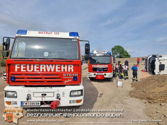 20230828 Arbeitsunfall in Blumau - Feuerwehr befreit LKW Lenker Foto: Stefan Schneider BFKDO BADEN 20230828 Arbeitsunfall in Blumau - Feuerwehr befreit LKW Lenker Foto: Stefan Schneider BFKDO BADEN