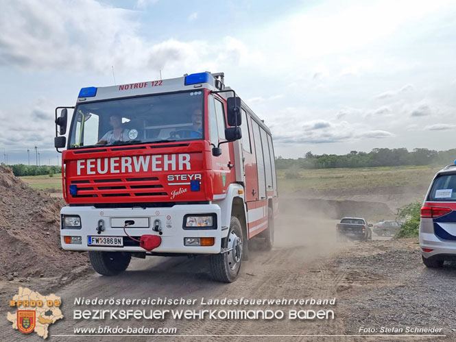 20230828 Arbeitsunfall in Blumau - Feuerwehr befreit LKW Lenker   Foto: Stefan Schneider BFKDO BADEN