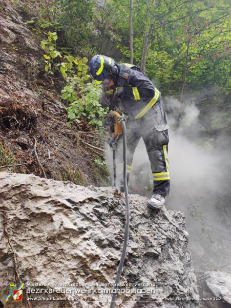 Erfolgreicher Einsatz des Sonderdienstes Sprengdienst in Muggendorf (Bzirk WN) Foto: Sprengdienstgruppe SÜD Erfolgreicher Einsatz des Sonderdienstes Sprengdienst in Muggendorf (Bzirk WN) Foto: Sprengdienstgruppe SÜD