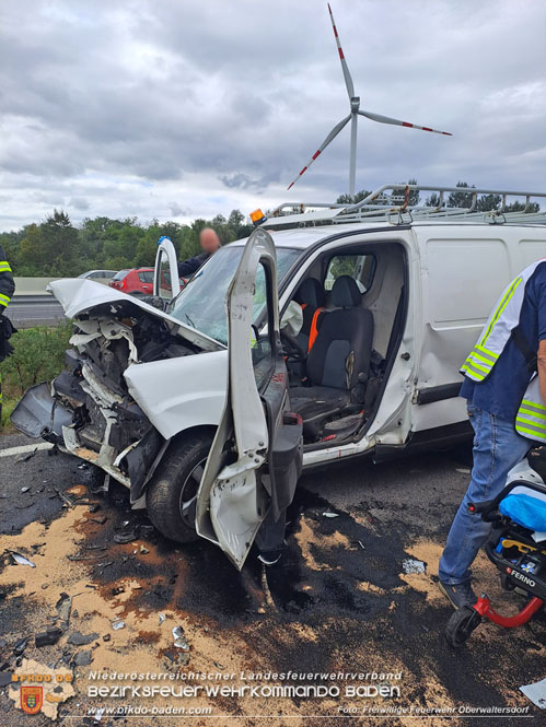 20230829 Schwerer Verkehrsunfall auf der B16 Trumau fordert 2 Verletzte Foto: Freiwillige Feuerwehr Oberwaltersdorf 20230829 Schwerer Verkehrsunfall auf der B16 Trumau fordert 2 Verletzte Foto: Freiwillige Feuerwehr Oberwaltersdorf