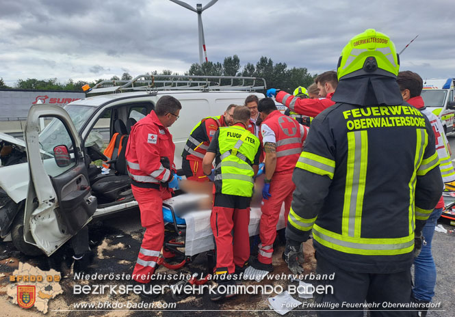 20230829 Schwerer Verkehrsunfall auf der B16 Trumau fordert 2 Verletzte Foto: Freiwillige Feuerwehr Oberwaltersdorf 20230829 Schwerer Verkehrsunfall auf der B16 Trumau fordert 2 Verletzte Foto: Freiwillige Feuerwehr Oberwaltersdorf