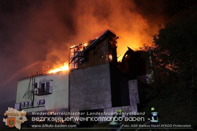 20231007_Großbrand in Heizungsanlage von Hühnerstall in Schwarzensee/Neuhaus Foto: ASB Markus Hackl AFK Pottenstein 20231007_Großbrand in Heizungsanlage von Hühnerstall in Schwarzensee/Neuhaus Foto: ASB Markus Hackl AFK Pottenstein