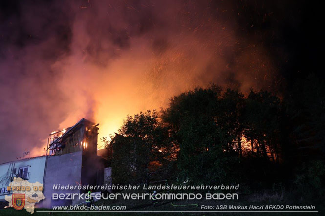 20231007_Großbrand in Heizungsanlage von Hühnerstall in Schwarzensee/Neuhaus Foto: ASB Markus Hackl AFK Pottenstein 20231007_Großbrand in Heizungsanlage von Hühnerstall in Schwarzensee/Neuhaus Foto: ASB Markus Hackl AFK Pottenstein