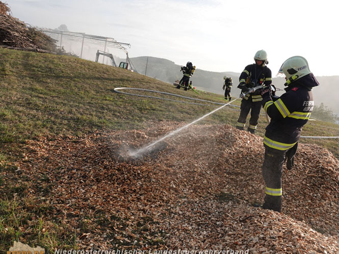 20231007_Großbrand in Heizungsanlage von Hühnerstall in Schwarzensee/Neuhaus Foto: Stefan Schneider BFK Baden 20231007_Großbrand in Heizungsanlage von Hühnerstall in Schwarzensee/Neuhaus Foto: Stefan Schneider BFK Baden
