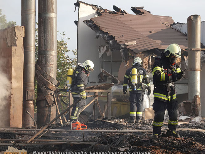 20231007_Großbrand in Heizungsanlage von Hühnerstall in Schwarzensee/Neuhaus Foto: Stefan Schneider BFK Baden 20231007_Großbrand in Heizungsanlage von Hühnerstall in Schwarzensee/Neuhaus Foto: Stefan Schneider BFK Baden