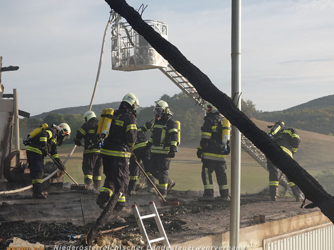 20231007_Großbrand in Heizungsanlage von Hühnerstall in Schwarzensee/Neuhaus Foto: Stefan Schneider BFK Baden 20231007_Großbrand in Heizungsanlage von Hühnerstall in Schwarzensee/Neuhaus Foto: Stefan Schneider BFK Baden