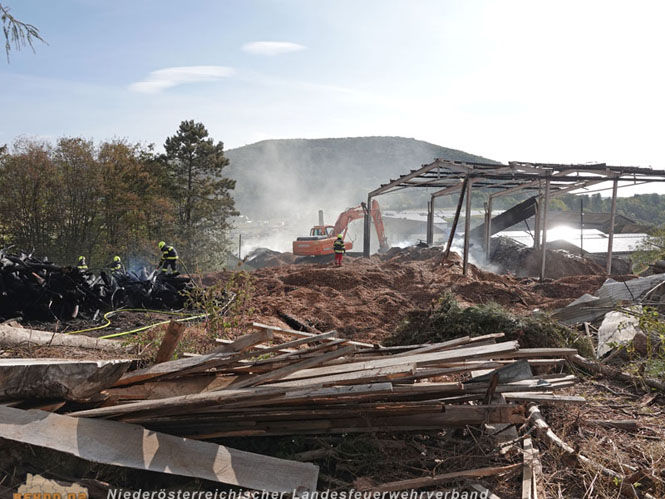 20231007_Großbrand in Heizungsanlage von Hühnerstall in Schwarzensee/Neuhaus Foto: Stefan Schneider BFK Baden 20231007_Großbrand in Heizungsanlage von Hühnerstall in Schwarzensee/Neuhaus Foto: Stefan Schneider BFK Baden