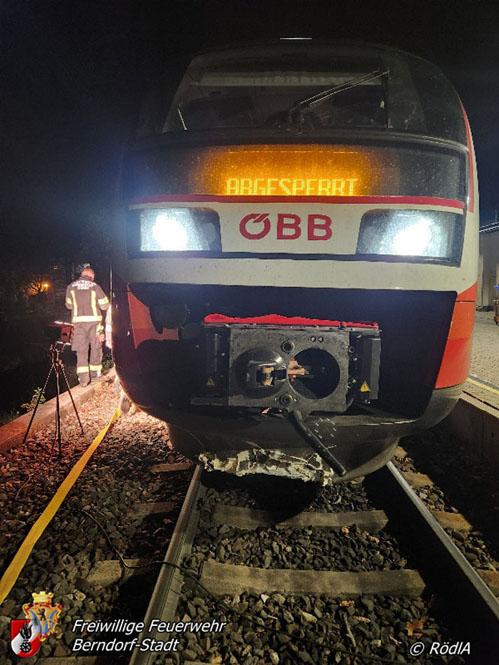 20231110 Betriebsmittelaustritt aus Schienenfahrzeug Bahnhof Berndorf