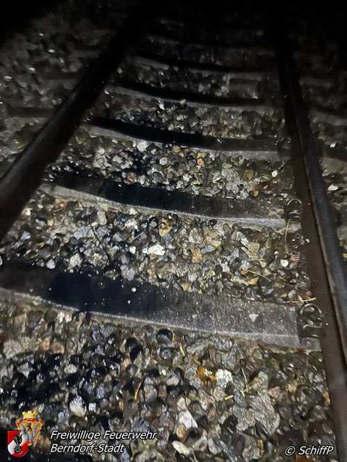 20231110 Betriebsmittelaustritt aus Schienenfahrzeug Bahnhof Berndorf