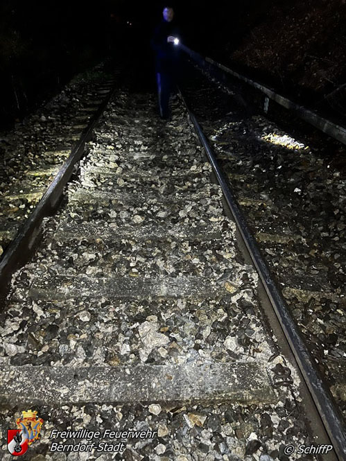20231110 Betriebsmittelaustritt aus Schienenfahrzeug Bahnhof Berndorf