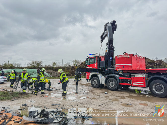 20231117_Toedlicher Verkehrsunfall auf der L156 bei Traiskirchen  Foto: SB Bernhard Ridky