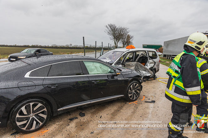 20231117_Toedlicher Verkehrsunfall auf der L156 bei Traiskirchen  Foto: SB Bernhard Ridky