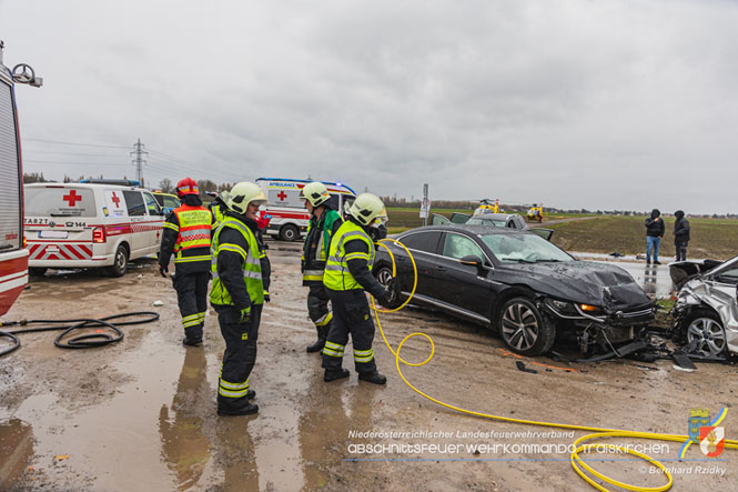20231117_Toedlicher Verkehrsunfall auf der L156 bei Traiskirchen  Foto: SB Bernhard Ridky