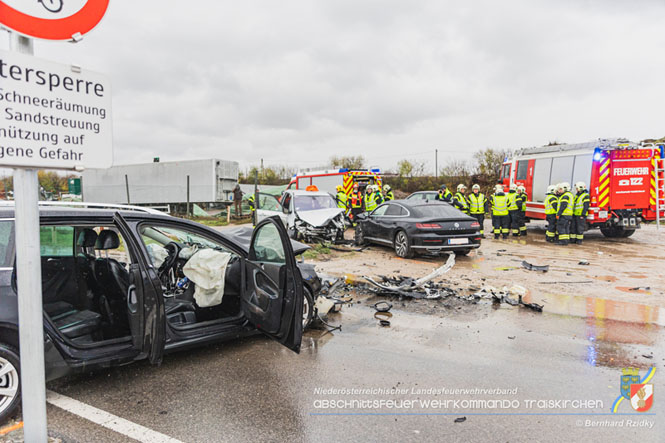 20231117_Toedlicher Verkehrsunfall auf der L156 bei Traiskirchen  Foto: SB Bernhard Ridky