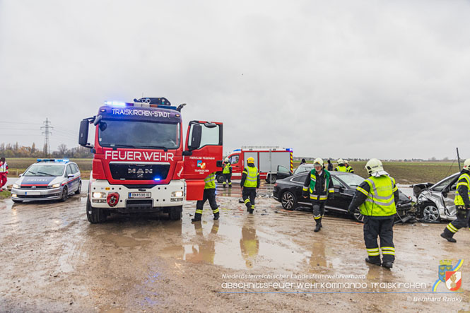 20231117_Toedlicher Verkehrsunfall auf der L156 bei Traiskirchen  Foto: SB Bernhard Ridky