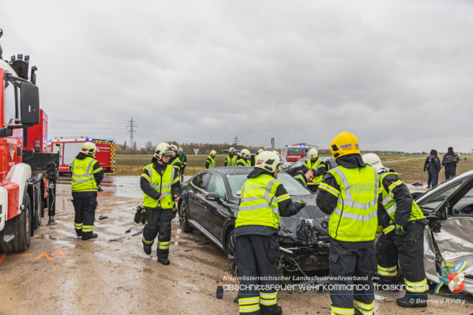 20231117_Toedlicher Verkehrsunfall auf der L156 bei Traiskirchen  Foto: SB Bernhard Ridky