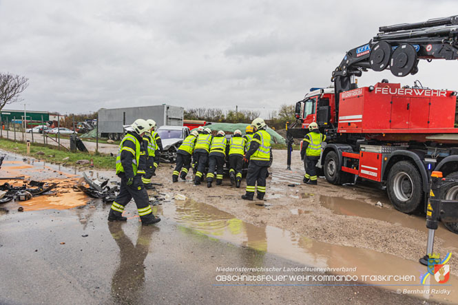 20231117_Toedlicher Verkehrsunfall auf der L156 bei Traiskirchen  Foto: SB Bernhard Ridky