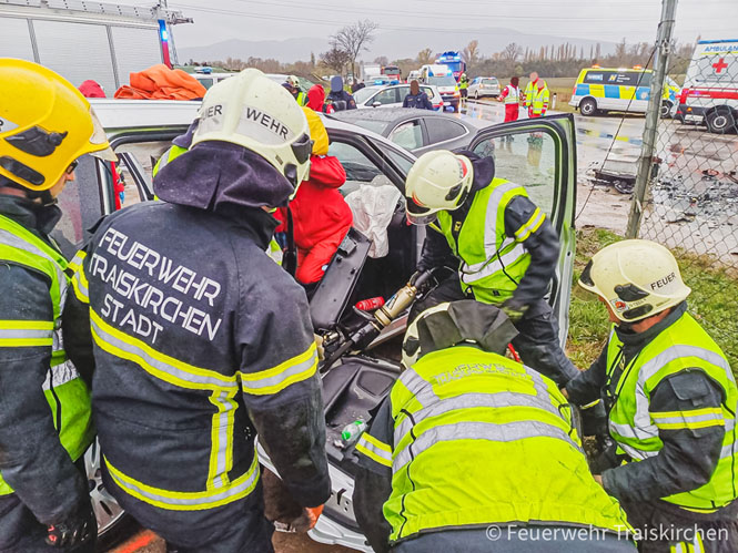 20231117_Toedlicher Verkehrsunfall auf der L156 bei Traiskirchen  Foto: Freiwillige Feuerwehr Traiskirchen-Stadt 