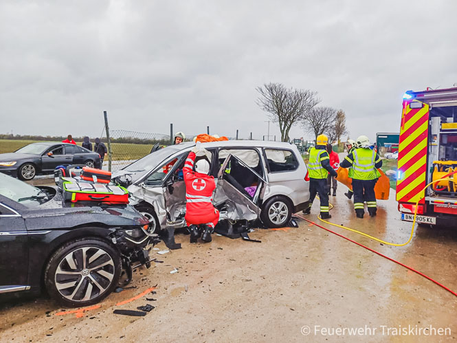 20231117_Toedlicher Verkehrsunfall auf der L156 bei Traiskirchen  Foto: Freiwillige Feuerwehr Traiskirchen-Stadt 