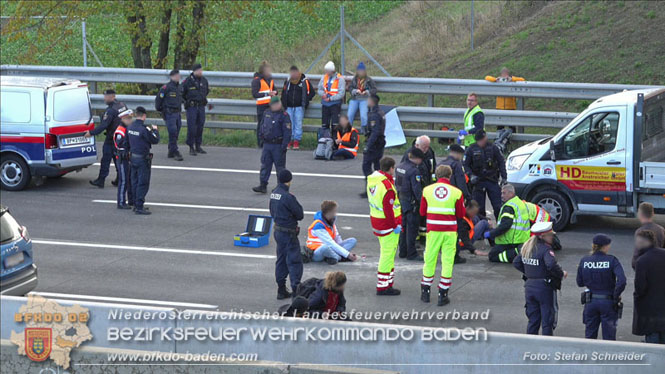 20231120 Feuerwehreinsatz wegen Klima-Aktivisten auf A2 Höhe Traiskirchen Foto: Stefan Schneider BFKDO BADEN 20231120 Feuerwehreinsatz wegen Klima-Aktivisten auf A2 Höhe Traiskirchen Foto: Stefan Schneider BFKDO BADEN