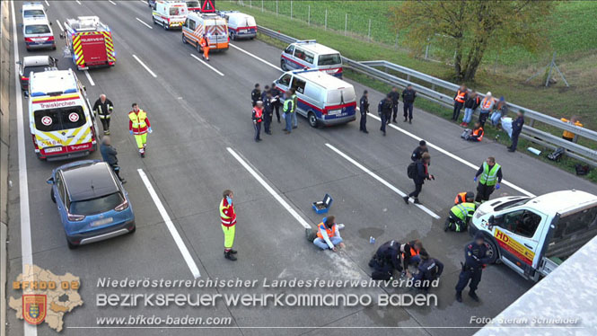20231120 Feuerwehreinsatz wegen Klima-Aktivisten auf A2 Höhe Traiskirchen Foto: Stefan Schneider BFKDO BADEN 20231120 Feuerwehreinsatz wegen Klima-Aktivisten auf A2 Höhe Traiskirchen Foto: Stefan Schneider BFKDO BADEN